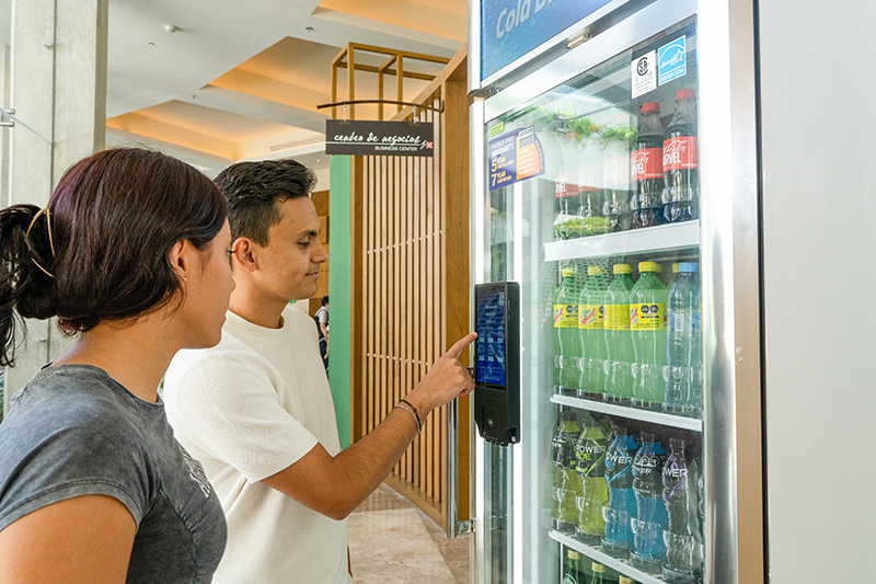 Una pareja compra en un refrigerador inteligente